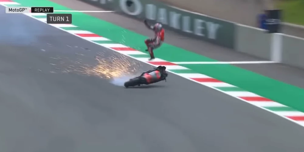 Τρομακτικό ατύχημα στο MotoGP: Αναβάτης εκτοξεύεται από μηχανή που έτρεχε με 350 χλμ- Βίντεο